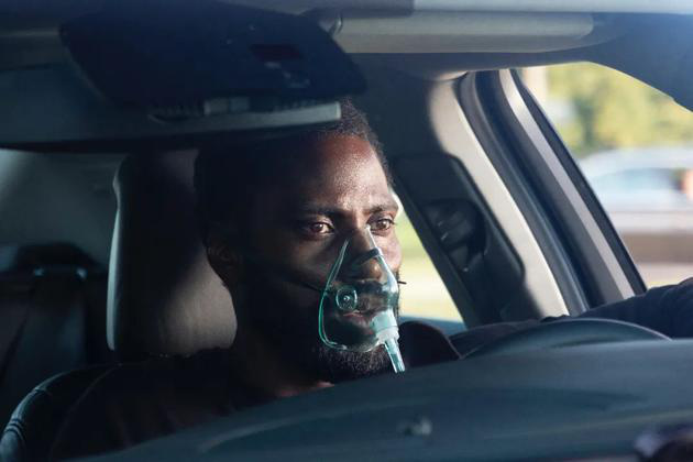 The reverse man driving in Tallinn is wearing a breathing mask.