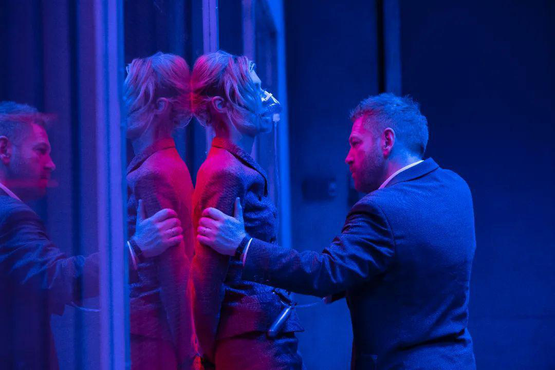 The reverse villain in the blue room (reverse time and space) threatens the female host.