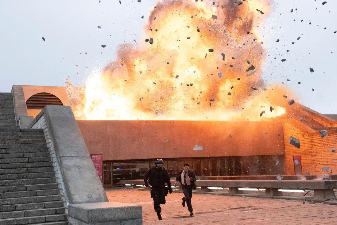 The moment when the man escaped from the theater with his spy teammates dressed as diplomats.