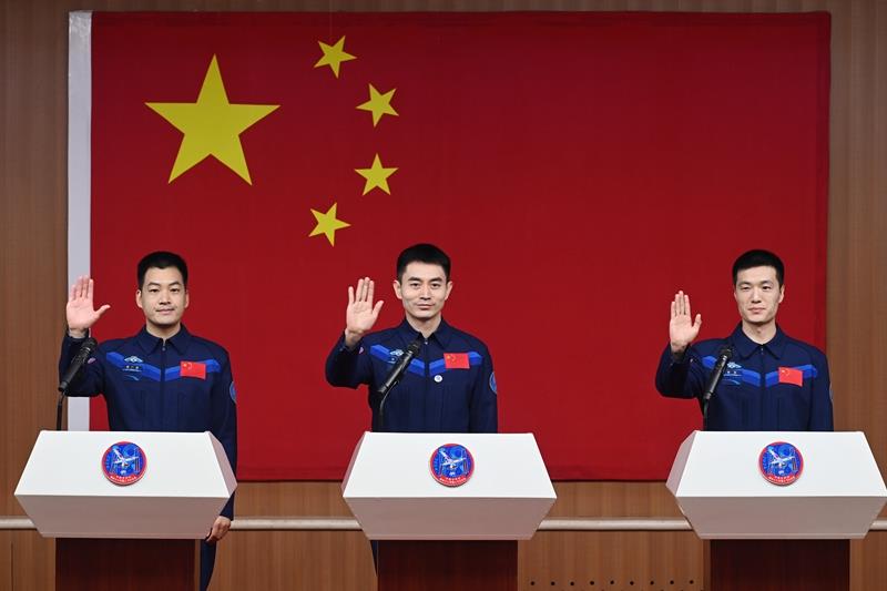 On 24th, 2024, Ye Guangfu (middle), Li Cong (right) and Li Guangsu, astronauts of Shenzhou-18 manned mission, met with media reporters in the pavilion at Jiuquan Satellite Launch Center.
