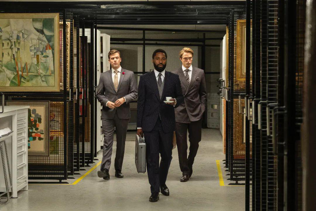 The man and pattinson play Neil in the art warehouse of Freeport, Oslo.