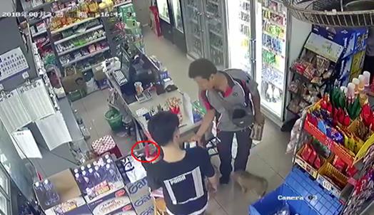 (The consumer inspected the goods in front of SF Express, and opened it and found that it was a screenshot of the surveillance video of Stone Convenience Store.)